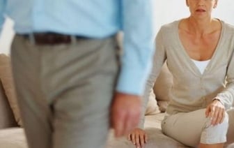 Как ужиться с бывшим мужем под одной крышей, рассказал психолог