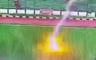 Молния убила футболиста во время матча в Индонезии