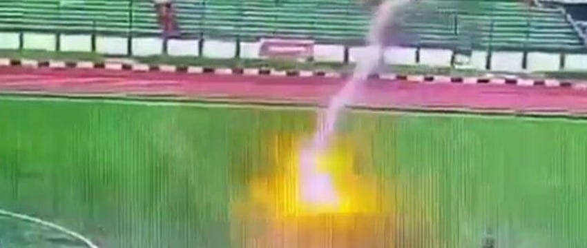 Молния убила футболиста во время матча в Индонезии