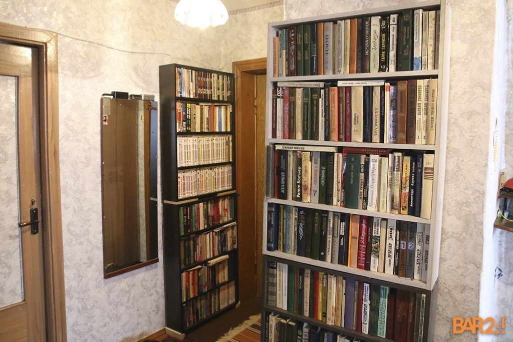 Собирает коллекцию больше 40 лет: посмотрите на внушительную библиотеку жителя Брестской области