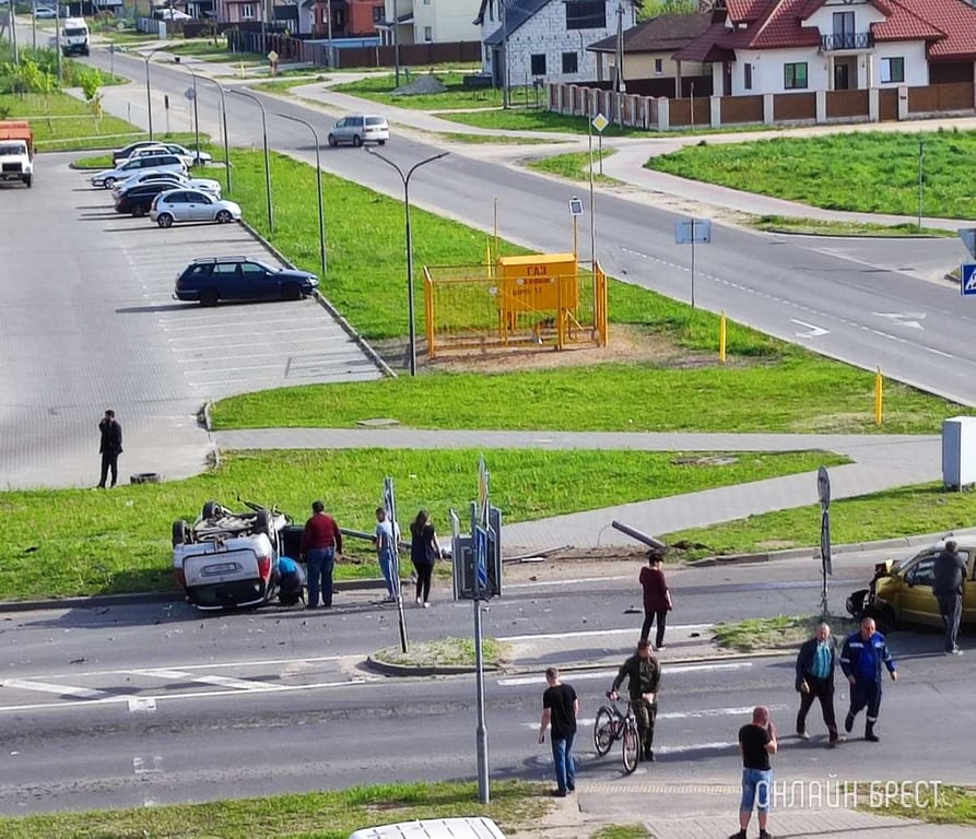 В Дрогичине автомобиль Peugeot оказался на крыше. Вот как это произошло