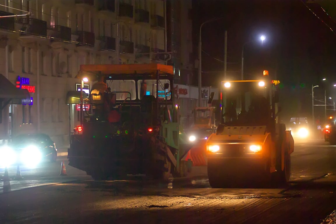 Каток и асфальтоукладчик. Ночные работы по замене асфальтобетонного покрытия на улице Ленина в Витебске. Фото Сергея Серебро