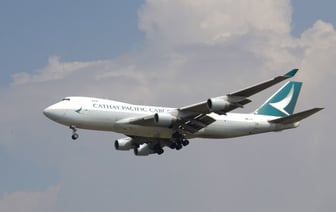 Пассажирка авиакомпании Cathay Pacific госпитализирована после того, как на нее упала ручная кладь.