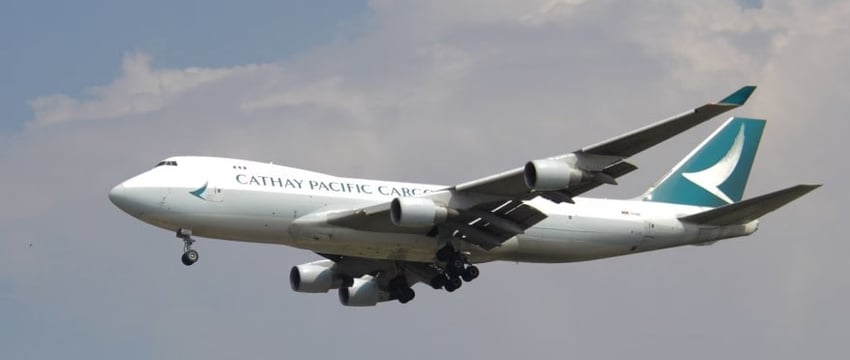 Пассажирка авиакомпании Cathay Pacific госпитализирована после того, как на нее упала ручная кладь.