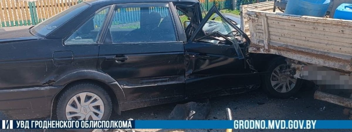 В Слониме легковушка въехала в стоящий фургон — есть пострадавшие