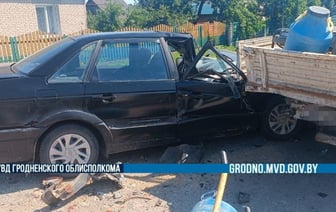 В Слониме легковушка въехала в стоящий фургон — есть пострадавшие