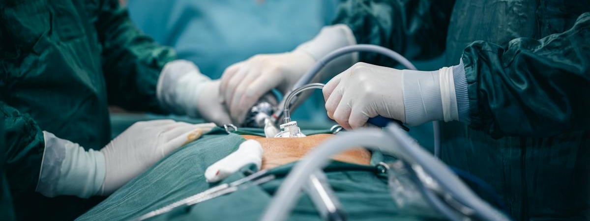 Пациент напал с топором на бригаду скорой помощи; 2 медика госпитализированы