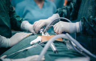 Пациент напал с топором на бригаду скорой помощи; 2 медика госпитализированы