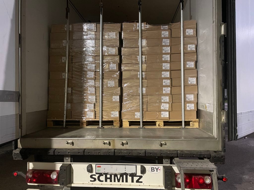 Белорус спрятал в грузовике с овсянкой контрабандные сигареты на миллион евро