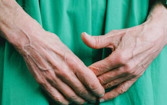 Как вовремя заподозрить, что у пожилого человека развивается болезнь Альцгеймера? Врач рассказала о простых тестах в домашних условиях