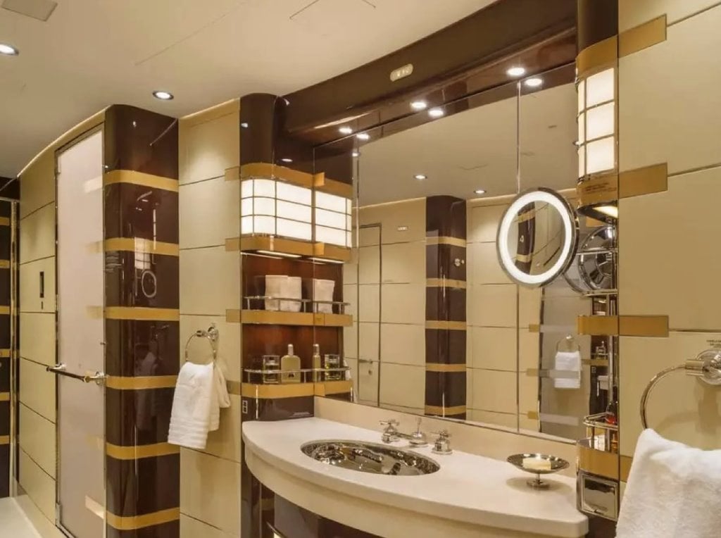 Как выглядит изнутри крупнейший личный самолет в мире