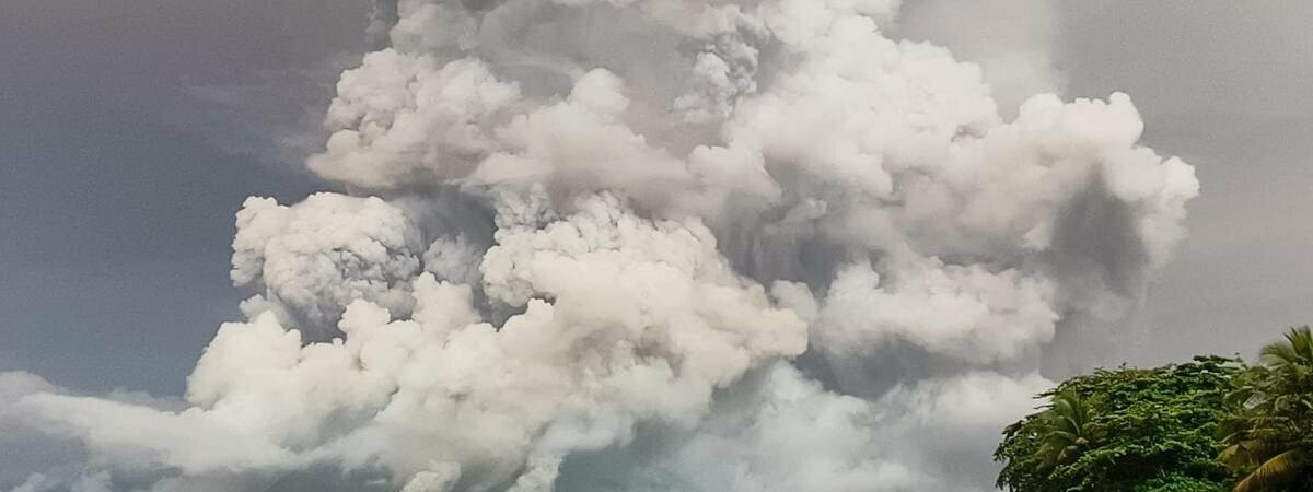 Извержение вулкана Руанг в Индонезии: эвакуация и закрытие аэропорта