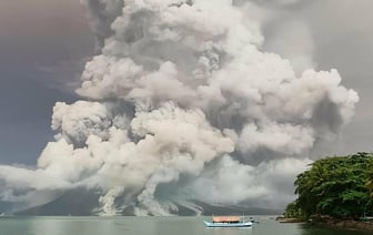 Извержение вулкана Руанг в Индонезии: эвакуация и закрытие аэропорта