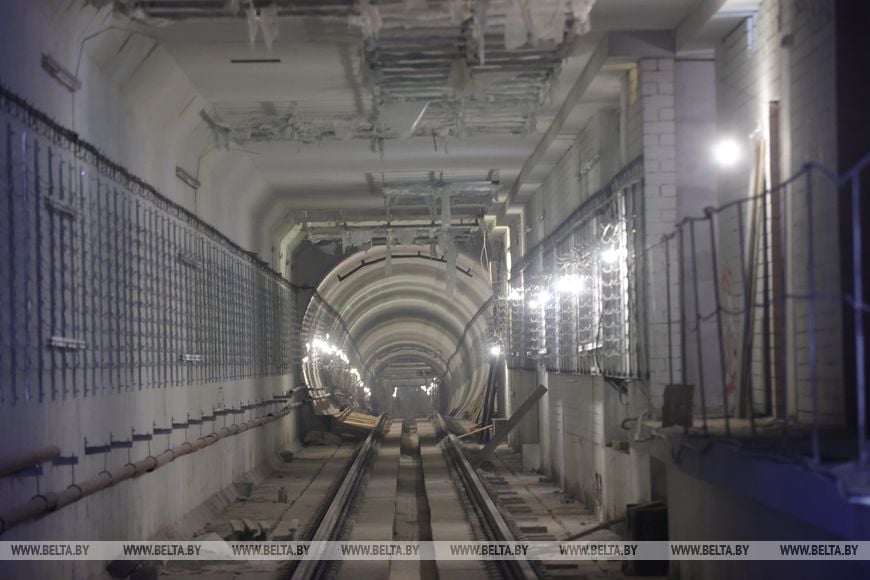 Светильники-облака и облицовка гранитом. Смотрите, как строятся новые станции третьей линии минского метро