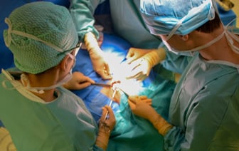 Житель Белыничского района решил, что знакомый украл у него печную трубу. За это он буквально размолотил стул у него на голове