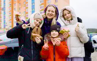 Тысяча блинов за пару часов: как в Гродно отпраздновали Масленицу с «Санта»