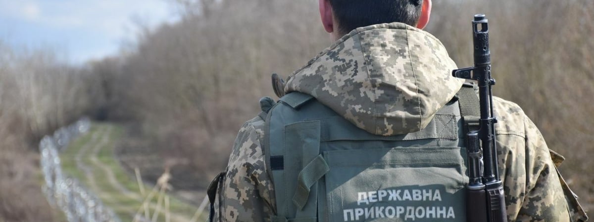 «Едва не подорвались на минах» — На границе с Беларусью погранслужба Украины задержала группу мужчин — Видео