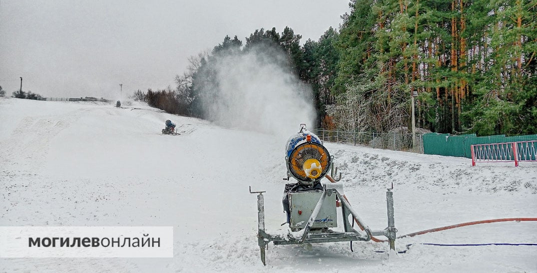 В Печерск пришла зима — там включили снежные пушки и готовят горку к выходным