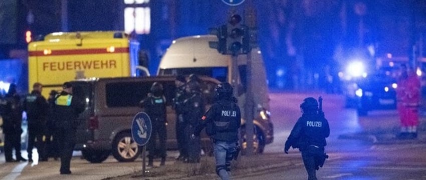 Девять человек оказались в ловушке из-за обрушения отеля в Германии.