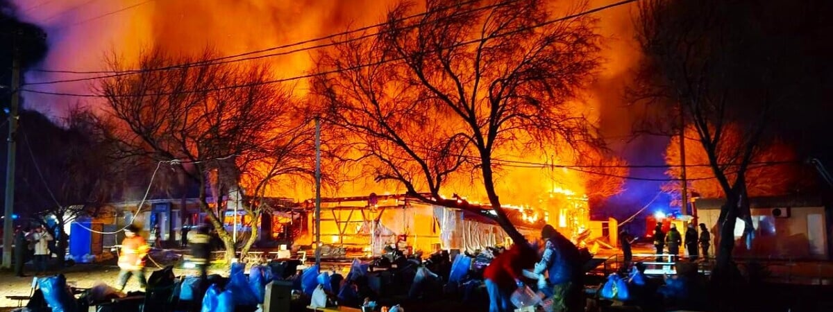 В российской Анапе загорелся пансионат с волонтёрами — эвакуировали почти 30 человек — Видео