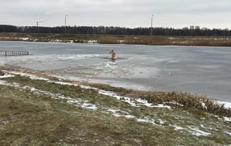 Крещенские купания: кому нельзя окунаться в прорубь