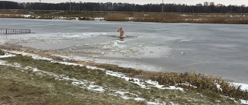 Крещенские купания: кому нельзя окунаться в прорубь