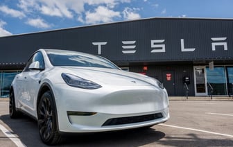Tesla Илона Маска стала подавать в суд на недовольных покупателей электромобилей. Так можно было?