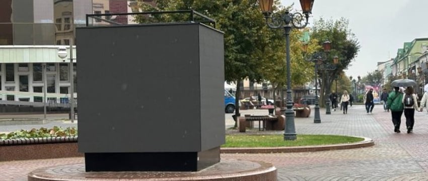 В Бресте на Советской появился видеоэкран в виде куба – что там будут показывать