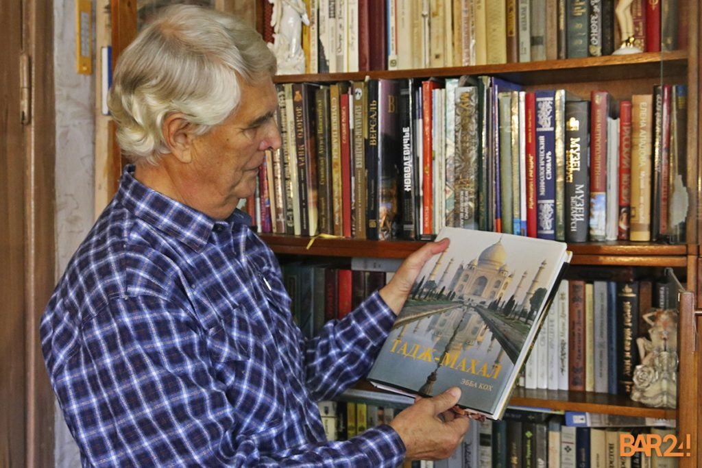 Собирает коллекцию больше 40 лет: посмотрите на внушительную библиотеку жителя Брестской области