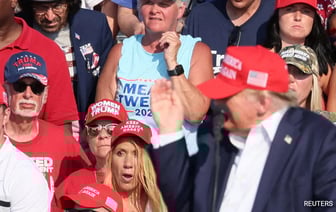 Видео: Как наклон головы помог Трампу увернуться от пули во время предвыборного митинга