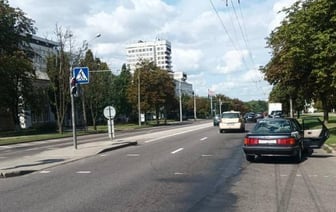 В Минске легковушка прокатила на капоте пешехода, бежавшего на красный