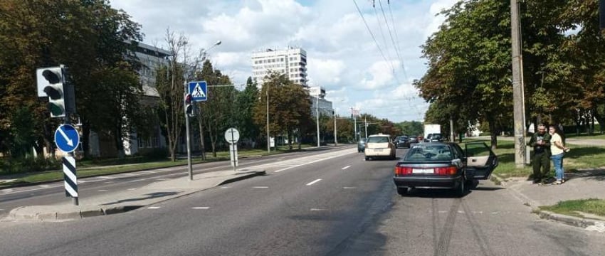 В Минске легковушка прокатила на капоте пешехода, бежавшего на красный