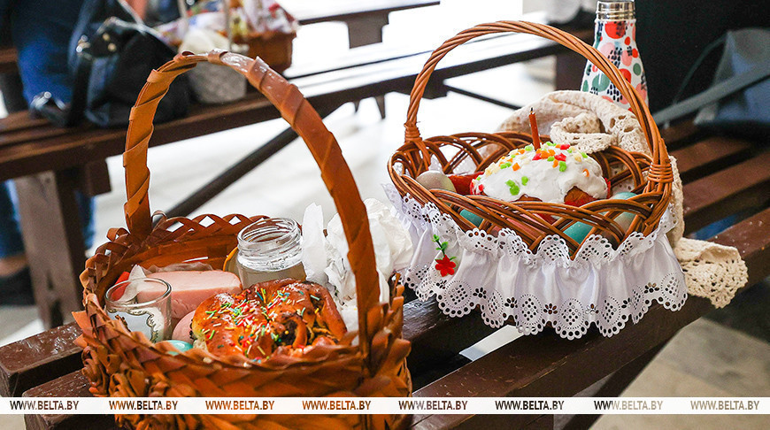 Брестчане приходят в костелы освятить блюда к пасхальному столу