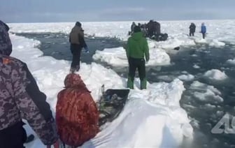 Сотни рыбаков дрейфуют на льдине в России