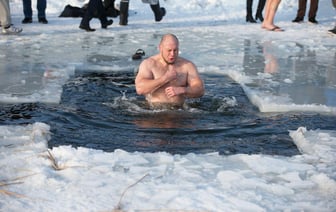 Есть ли польза от купания в проруби на Крещение? Врачи назвали 4 категории людей, кому оно противопоказано — Полезно
