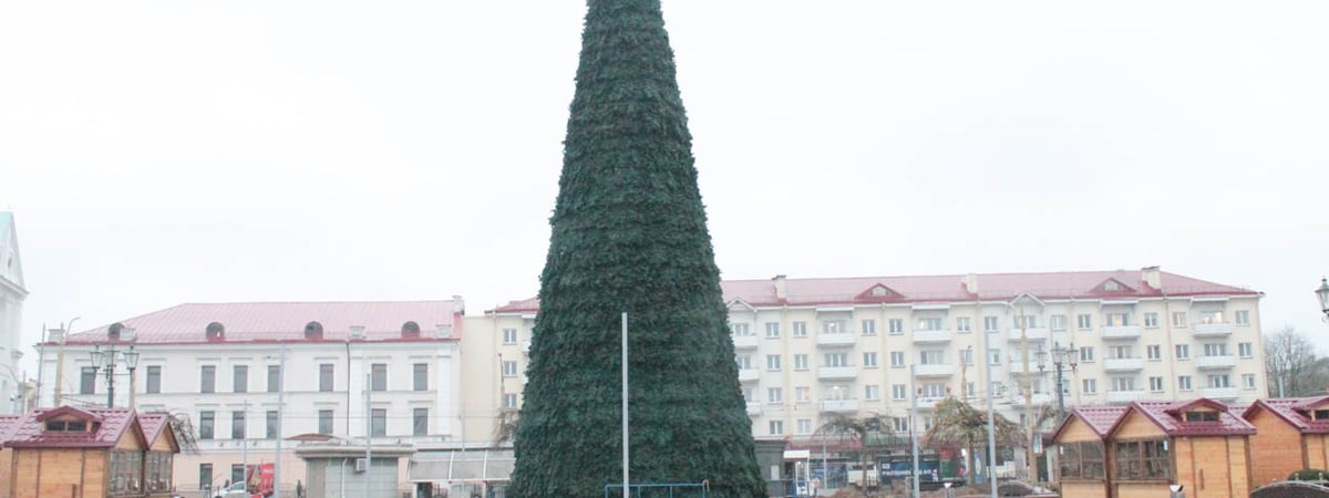 Фотофакт. В центре Гродно устанавливают елку и готовятся к ярмарке