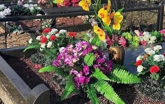 Женщины воровали цветы с могил в Гомельской области