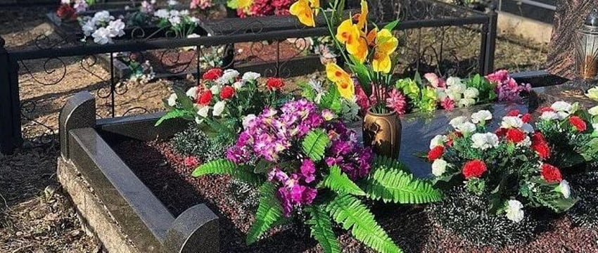 Женщины воровали цветы с могил в Гомельской области
