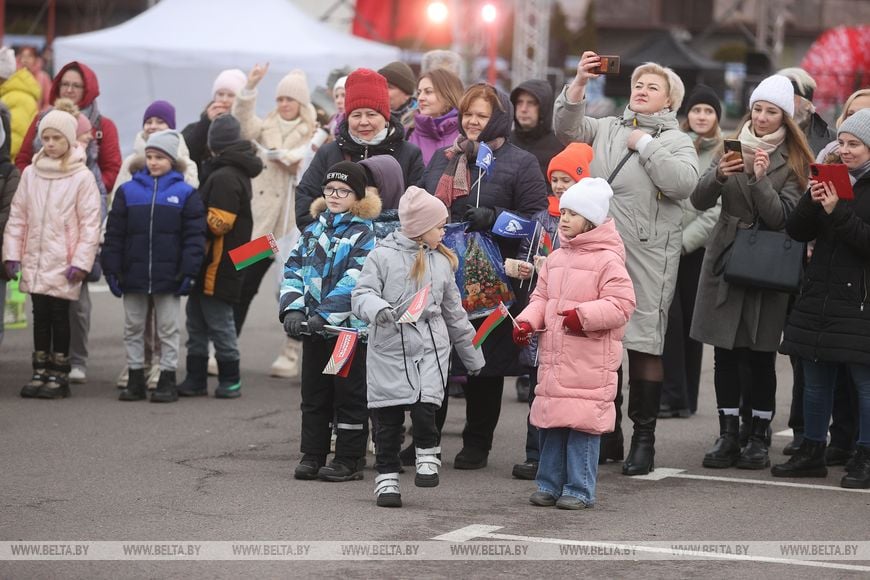 Показываем выступление десантников в Бресте у Ледового дворца