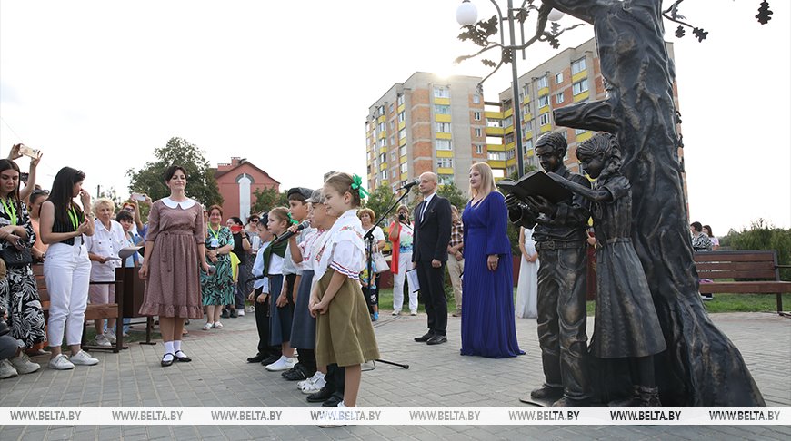 «Парящие книги» и «Дети лесной школы». Новые арт-объекты украсили Ивацевичи