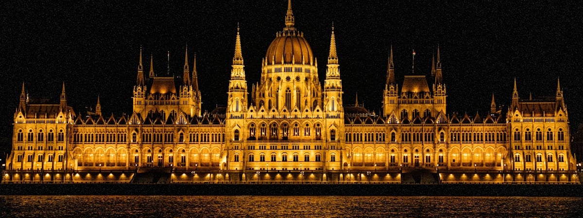 У здания парламента Абхазии начались столкновения оппозиции с силовиками