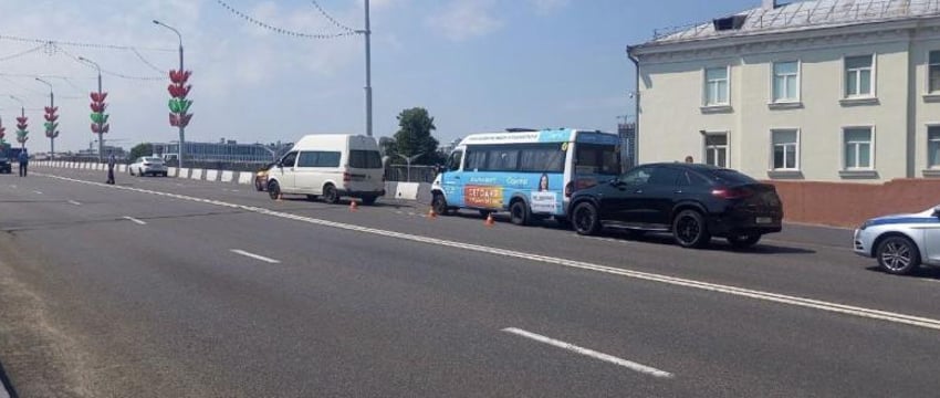 Kia, Volkswagen, и два Mercedes столкнулись в Минске