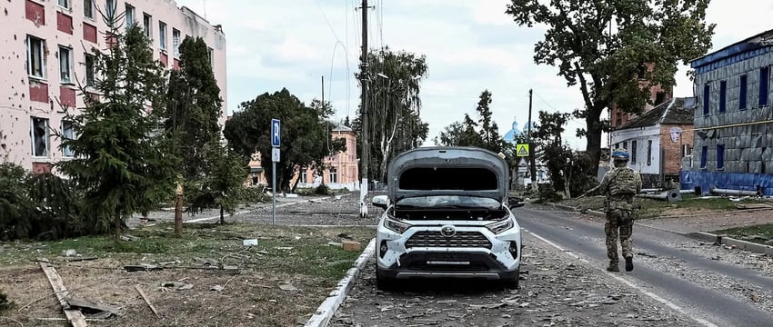 Индиец, работающий с российскими военными на фоне войны с Украиной, возвращается домой.