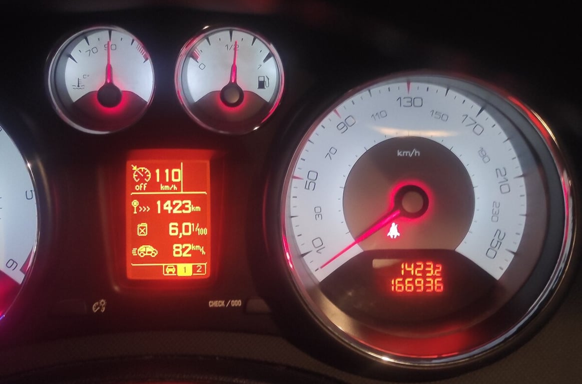 Белорус поехал в Карелию, а его Peugeot 408 едва не увезли на эвакуаторе