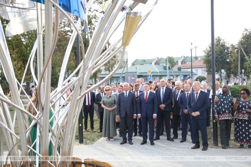 «Парящие книги» и «Дети лесной школы». Новые арт-объекты украсили Ивацевичи