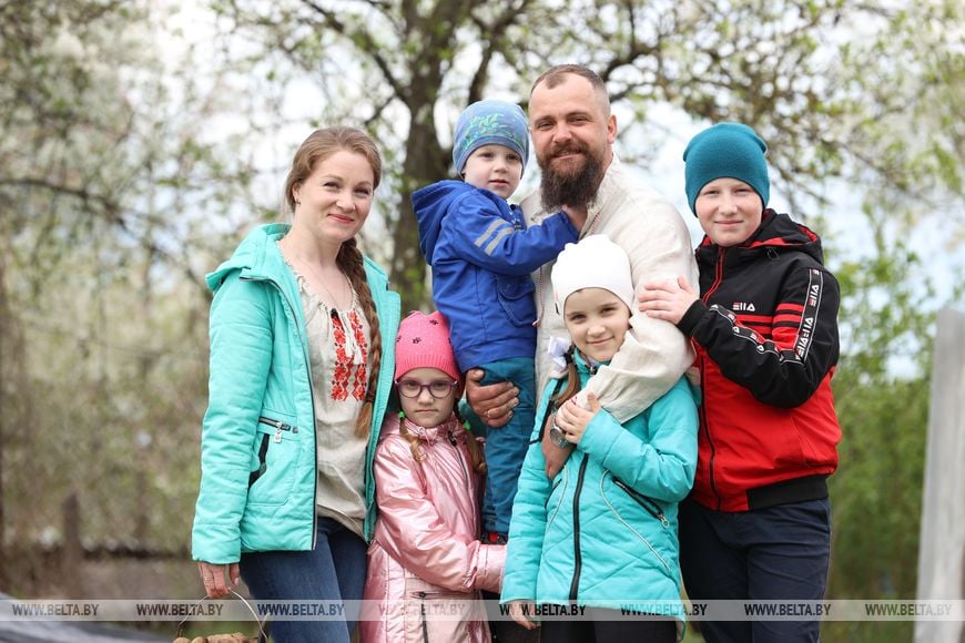 Многодетные супруги наладили деревенский быт и приручили нутрий. Репортаж из Брестской области