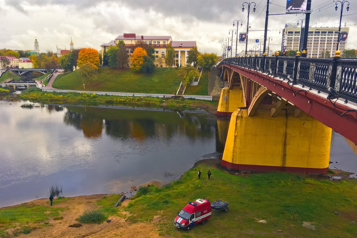 Водолазы работают на Двине у Кировского моста в Витебске. Фото Сергея Серебро