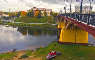 Водолазы работают на Двине у Кировского моста в Витебске. Фотофакт