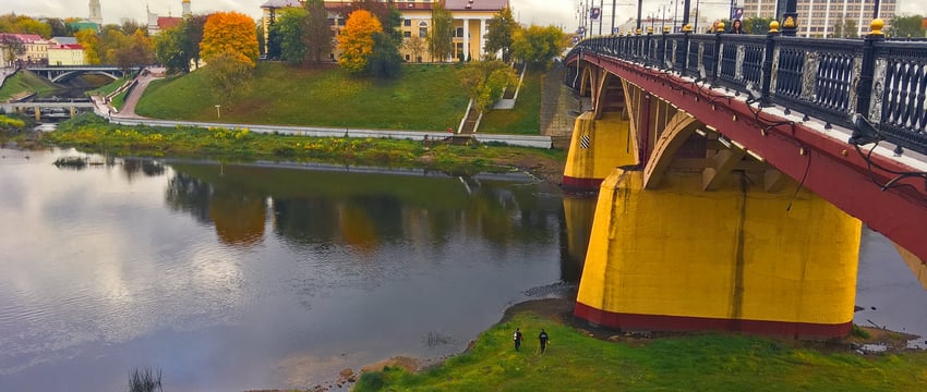 Водолазы работают на Двине у Кировского моста в Витебске. Фотофакт