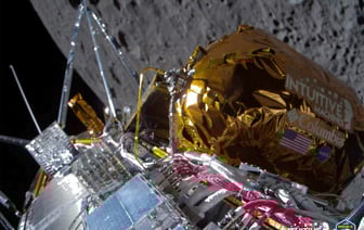 США официально вернулись на Луну — Фото